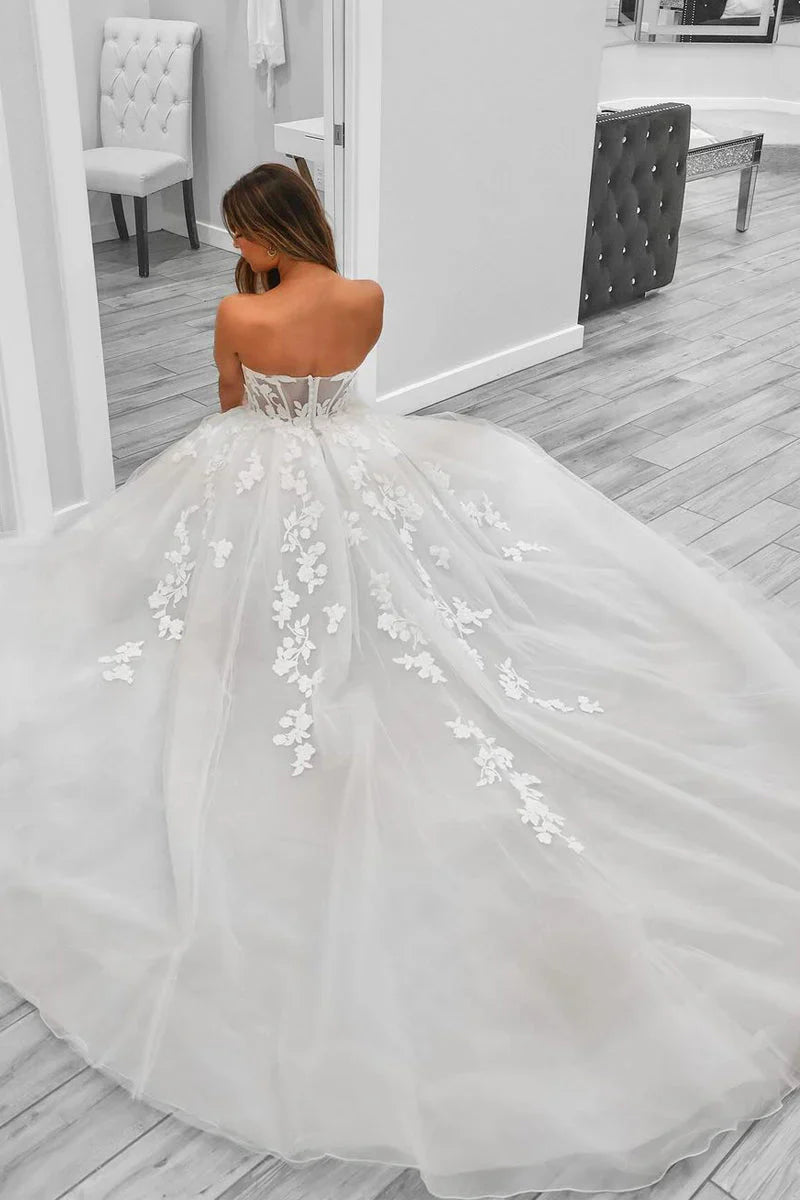 Vestidos de novia de tul con escote en forma de A y abertura